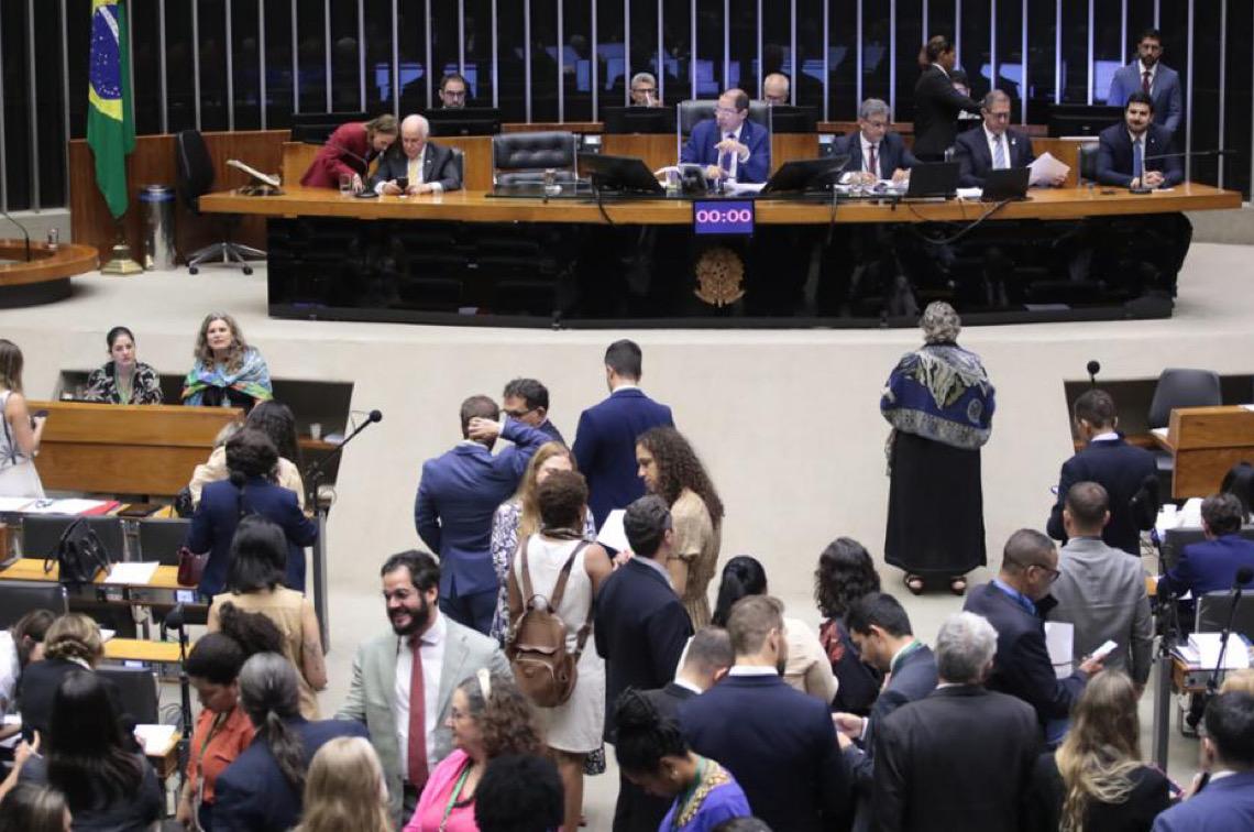 Deputados do DF votam a favor da proposta que cancela garantias ao aborto legal para crianças e adolescentes