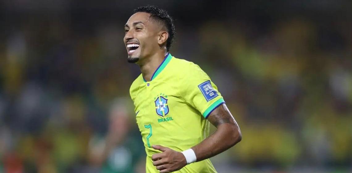 Brasileiro Raphinha é finalista do prêmio de melhor do mundo da Fifa