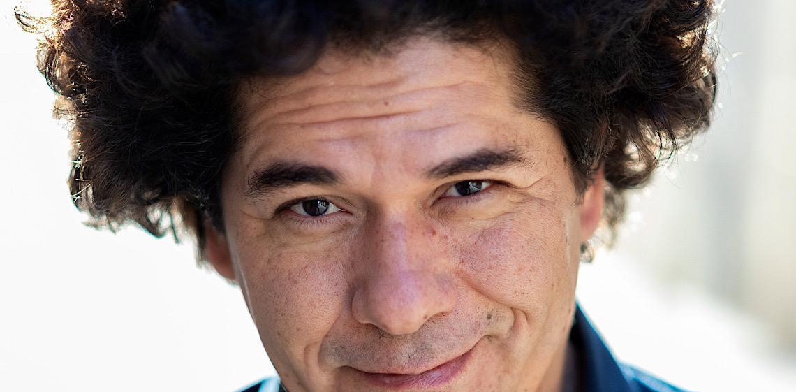 Juan Pablo Villalobos apara sua escrita como em um salão de beleza