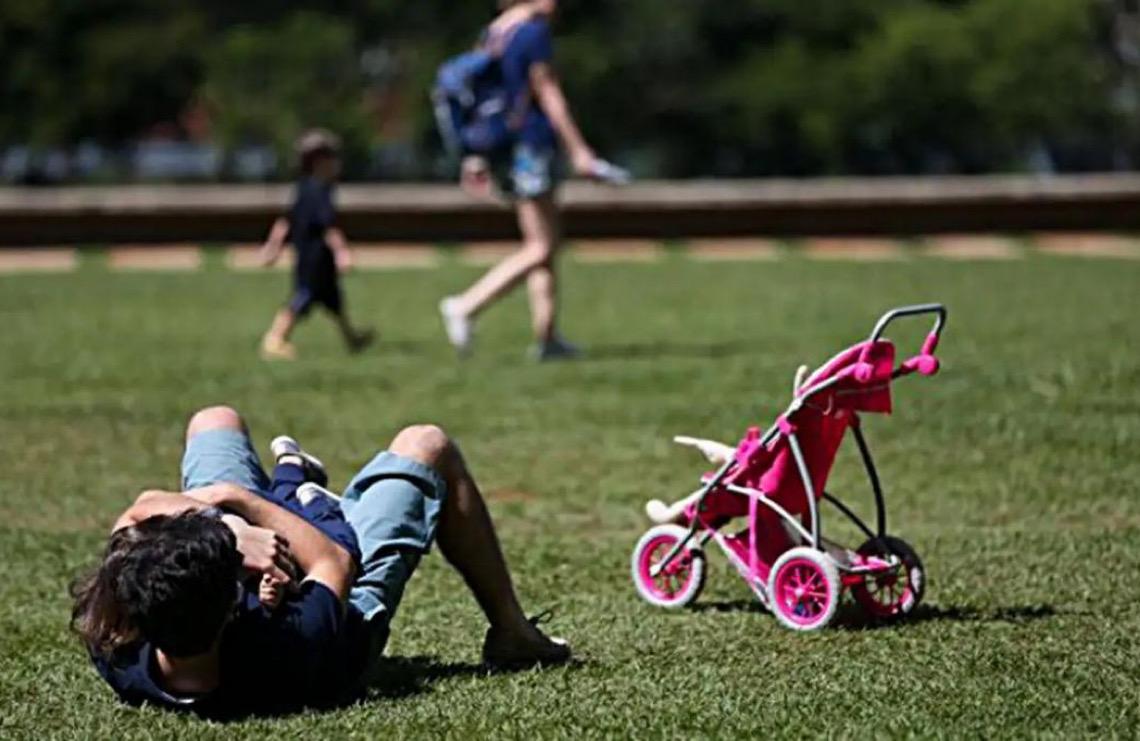 Licença-paternidade é avanço, mas ainda é desigual no cuidado infantil