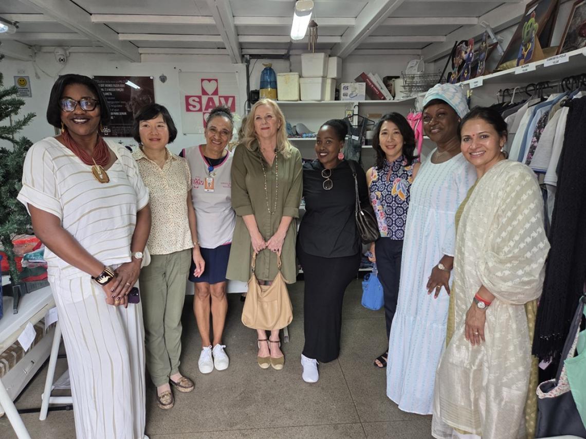 Grupo diplomático internacional faz doação a serviço de voluntários do Hospital de Base