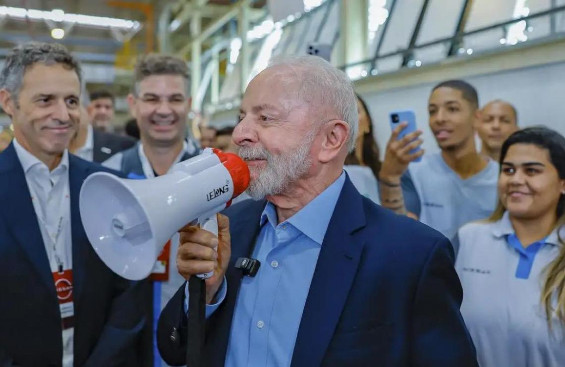 Presidente Lula da Silva assina medida que altera regras para vales-alimentação e refeição