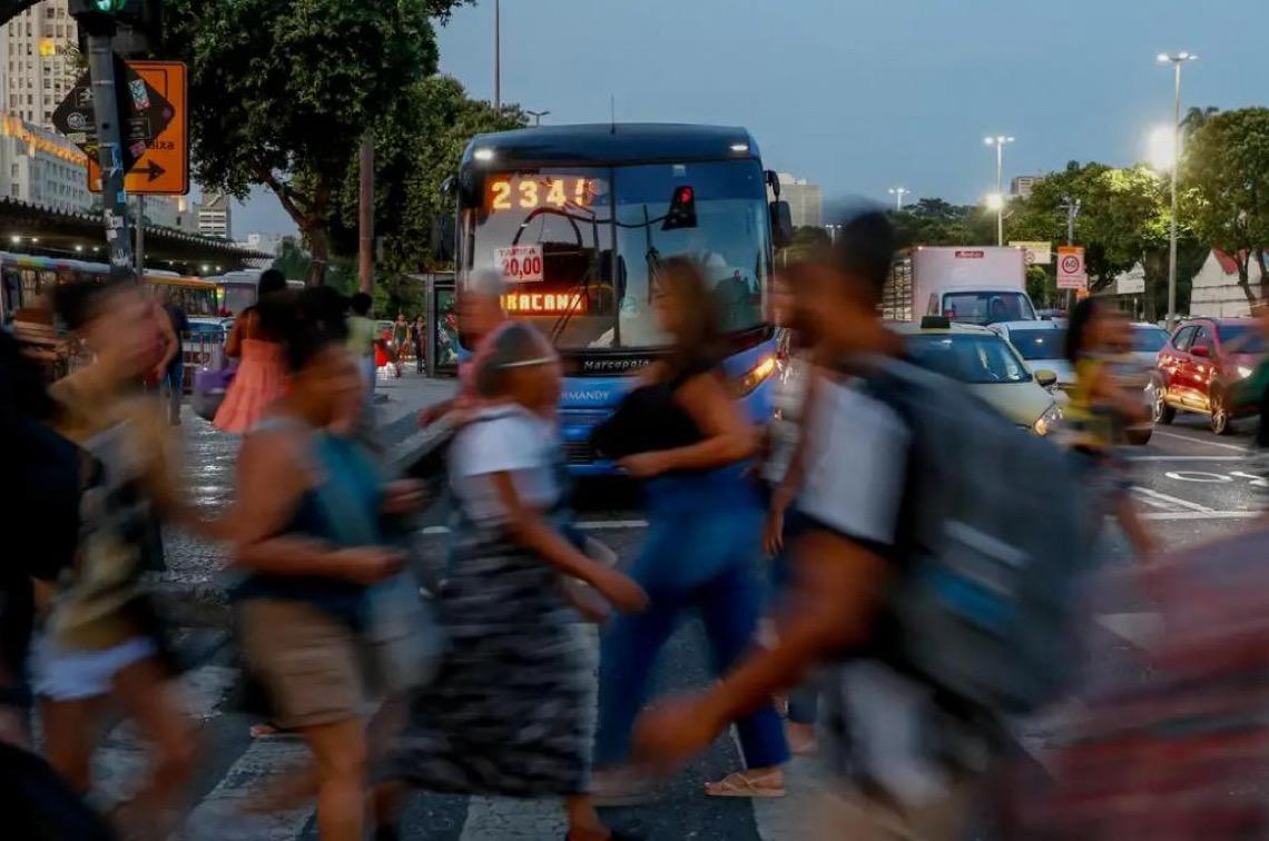 Pesquisa do IBGE mostra: Empresas pagavam, em média, 15,8% mais a homens que a mulheres em 2023