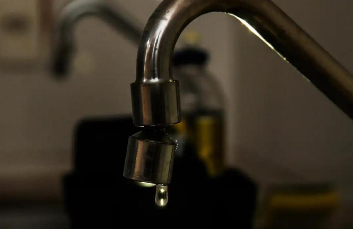 Brasil perde diariamente o equivalente a 6 mil piscinas de água tratada, diz estudo