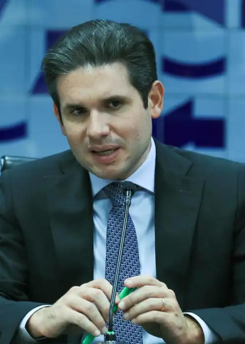 Hugo Motta critica interferência entre Poderes após blindagem a ministros do STF