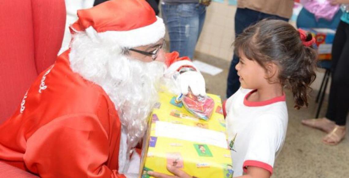 Papai Noel dos Correios: Madrinhas e padrinhos devem ficar atentos aos prazos de entrega dos presentes