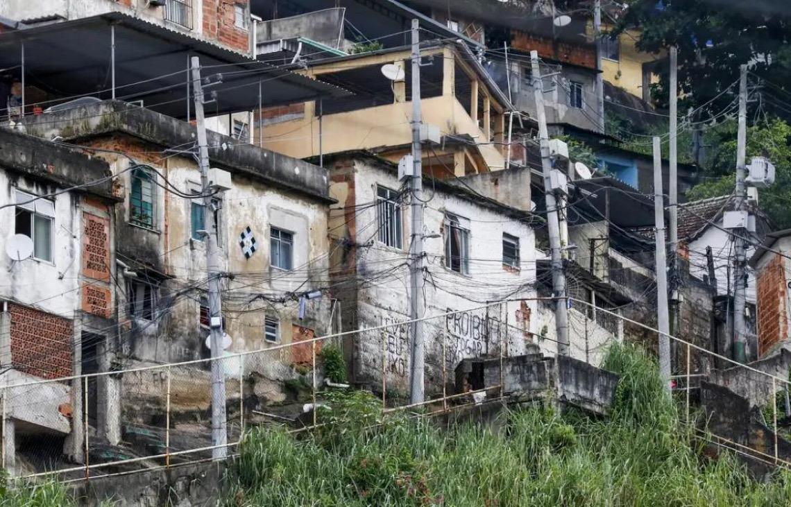 Quase 20% da população de favelas vivem em vias onde não passam carros