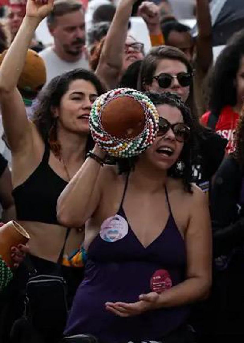 No centro de Brasília, no ato Levante Mulheres Vivas, mulheres denunciam feminicídios e a omissão do Estado