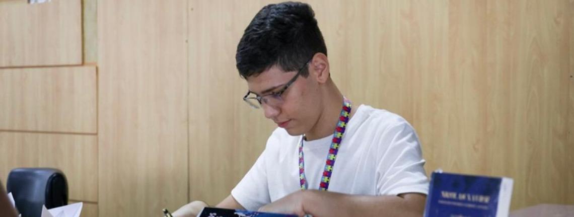 Estudante com transtorno do espectro autista lança segundo livro na Biblioteca Nacional de Brasília