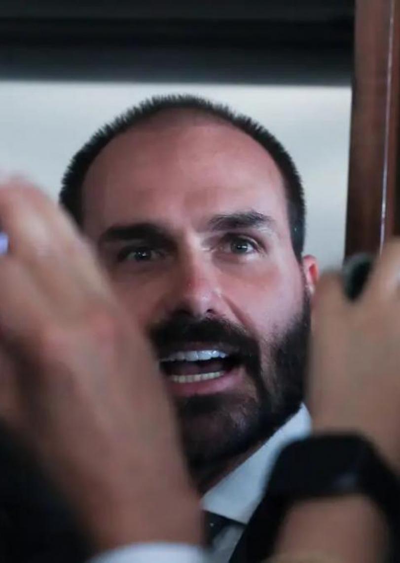 Hugo Motta notifica Eduardo Bolsonaro sobre processo de perda do mandato