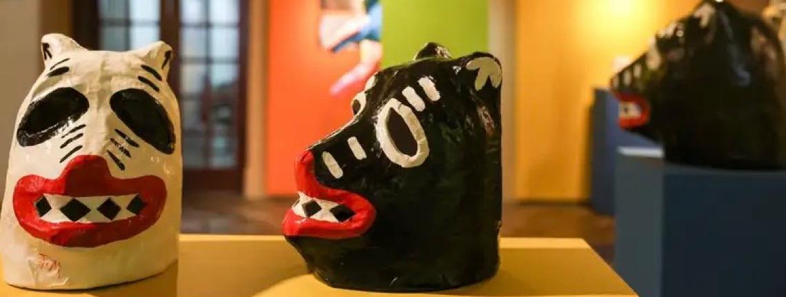 Tradição dos Juliōes na produção de máscaras de Olinda, Pernambuco chega ao Rio de Janeiro