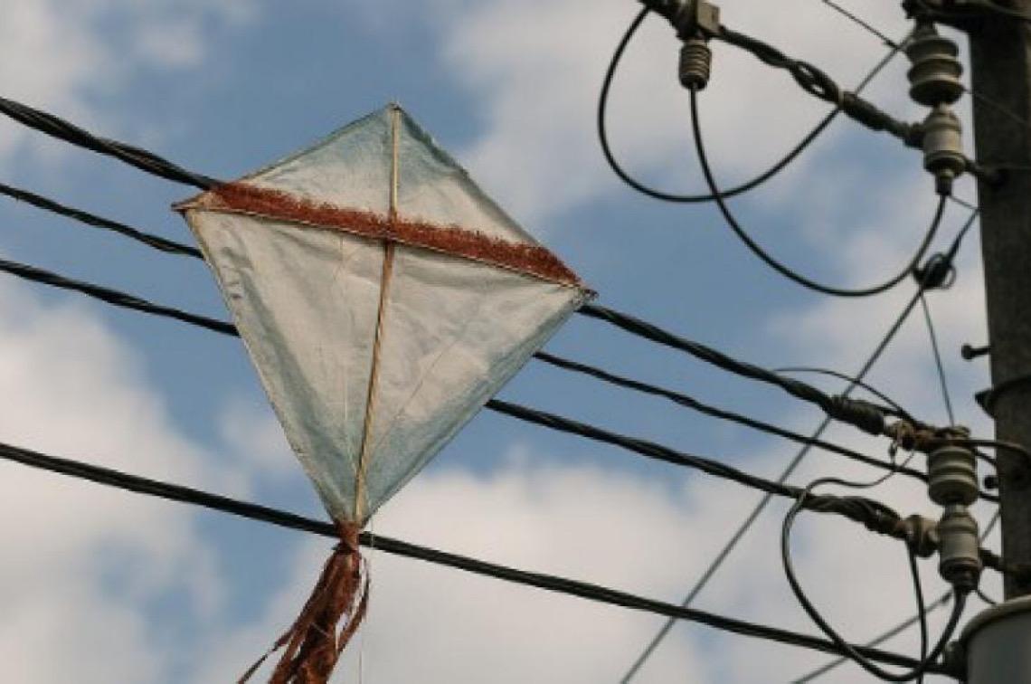 Ocorrências com pipas na rede elétrica sobem 14% e afetam fornecimento de energia no DF