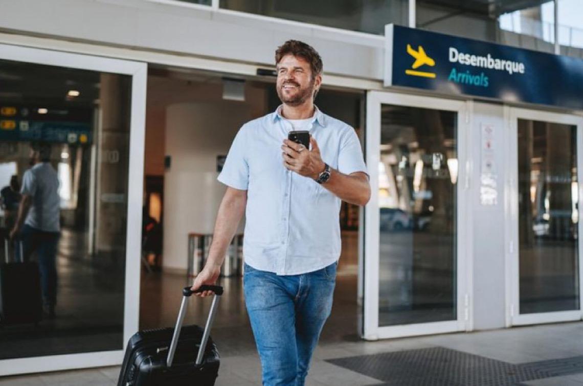 Brasileiros estão viajando mais de avião e pagando mais barato por passagens