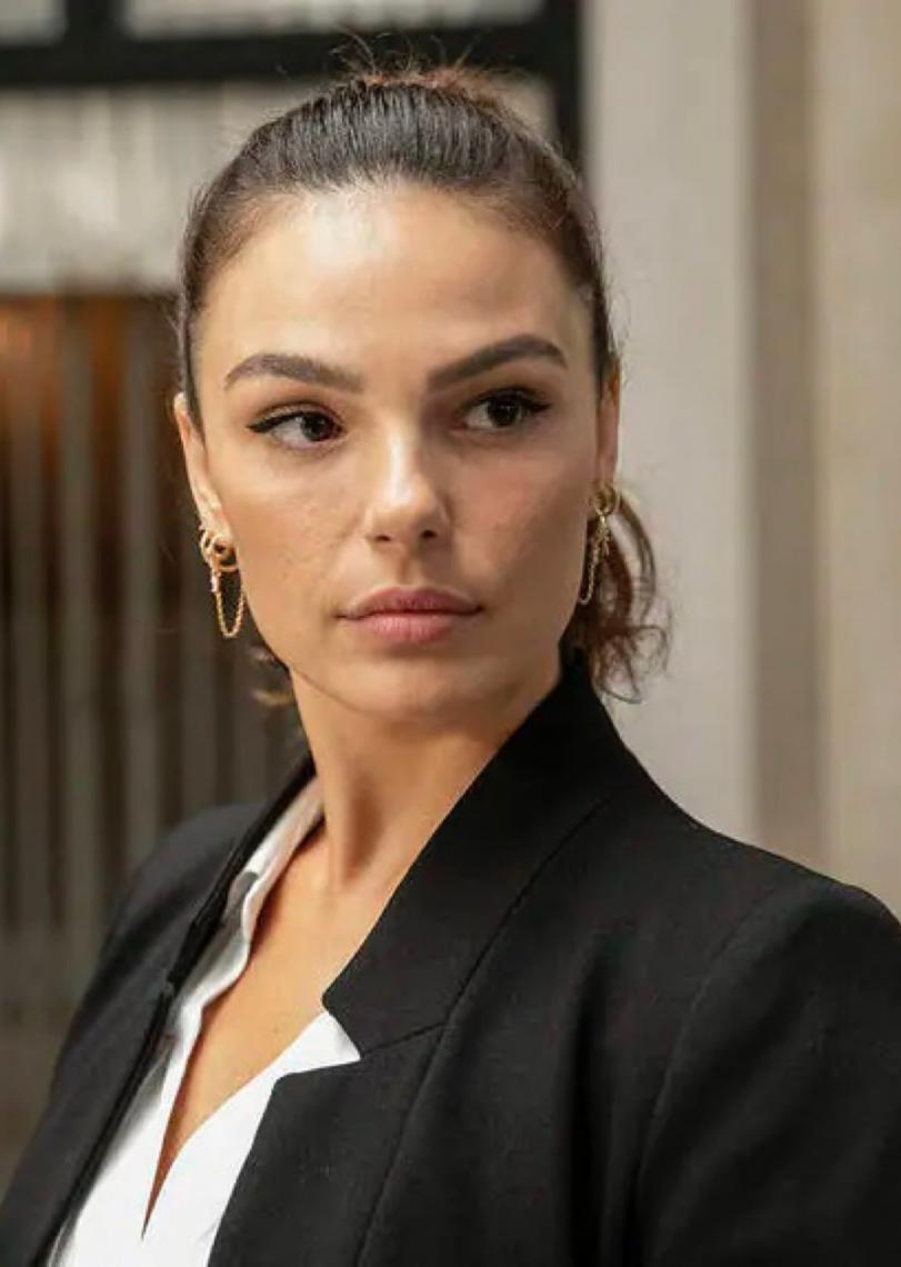 Polícia prende homem que perseguia Isis Valverde há mais de duas décadas