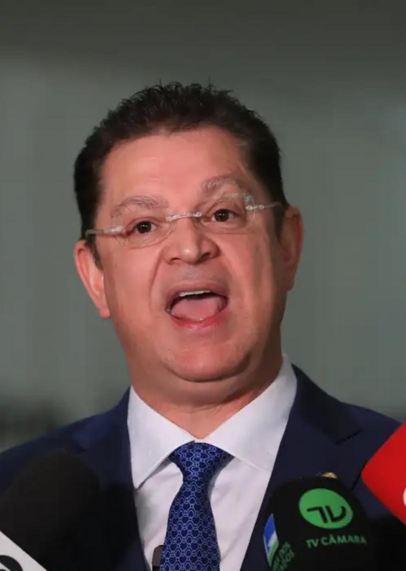 Sóstenes diz ser alvo de perseguição e que dinheiro vivo é de venda de imóvel