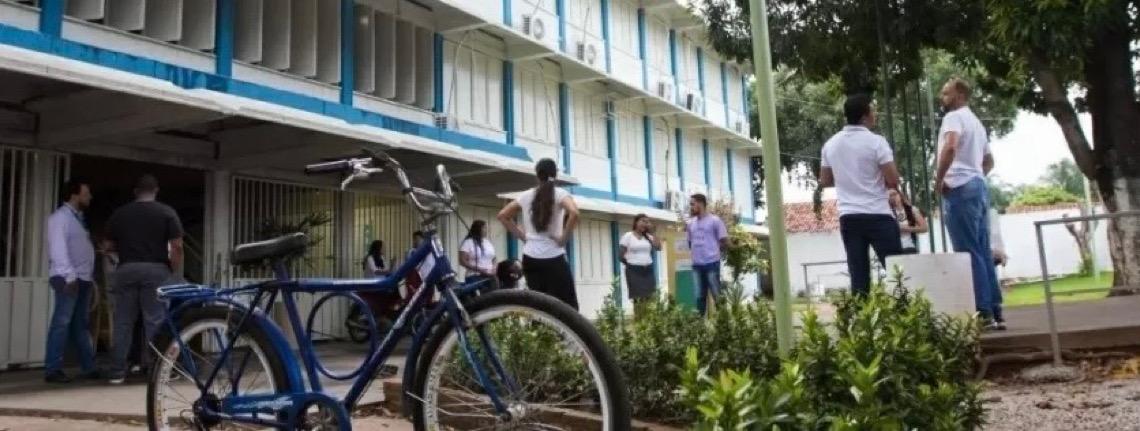 Adolescente é agredida por usar guia de orixá em escola de MT, diz família