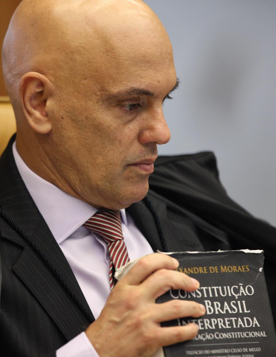 Moraes aponta 'modus operandi' sobre risco de fuga para ordenar domiciliar