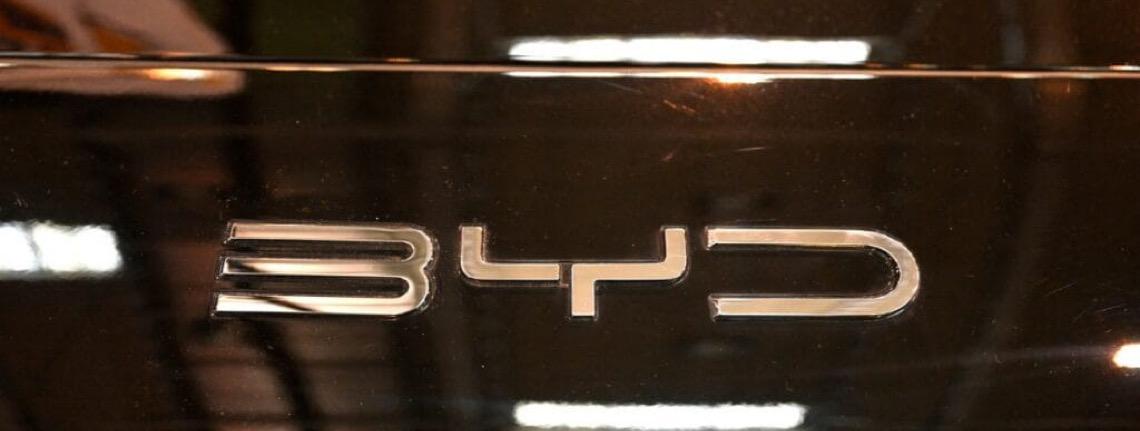 BYD bate Tesla com recorde de vendas anuais de carros elétricos em 2025