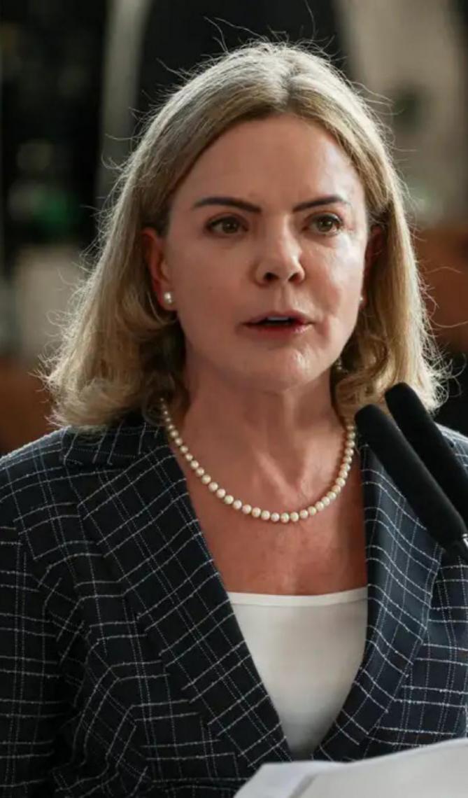 'Querem que Brasil abandone as políticas públicas para o povo', rebate Gleisi sobre The Economist