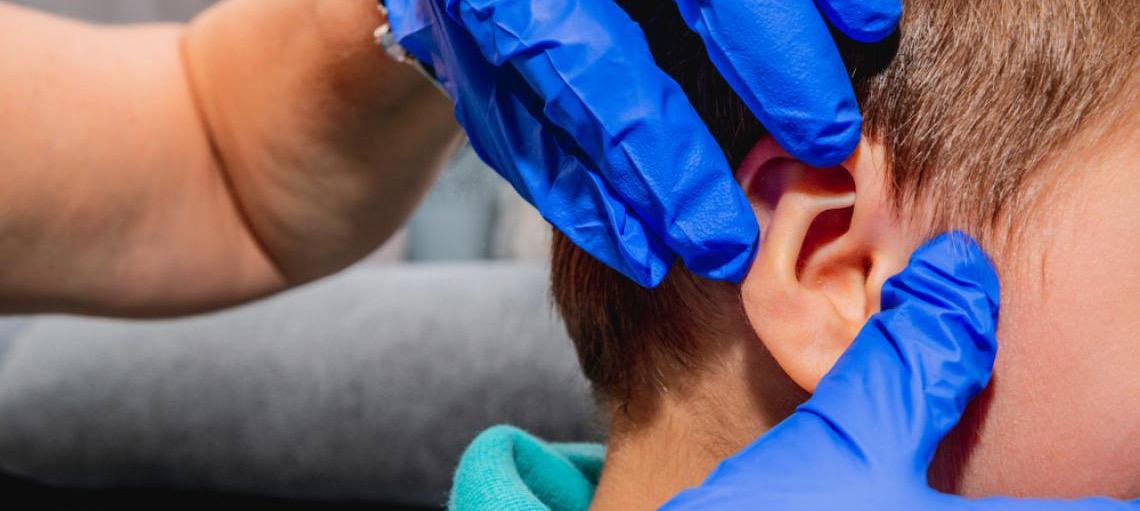 Casos de otite aumentam no verão e exigem atenção redobrada com as crianças