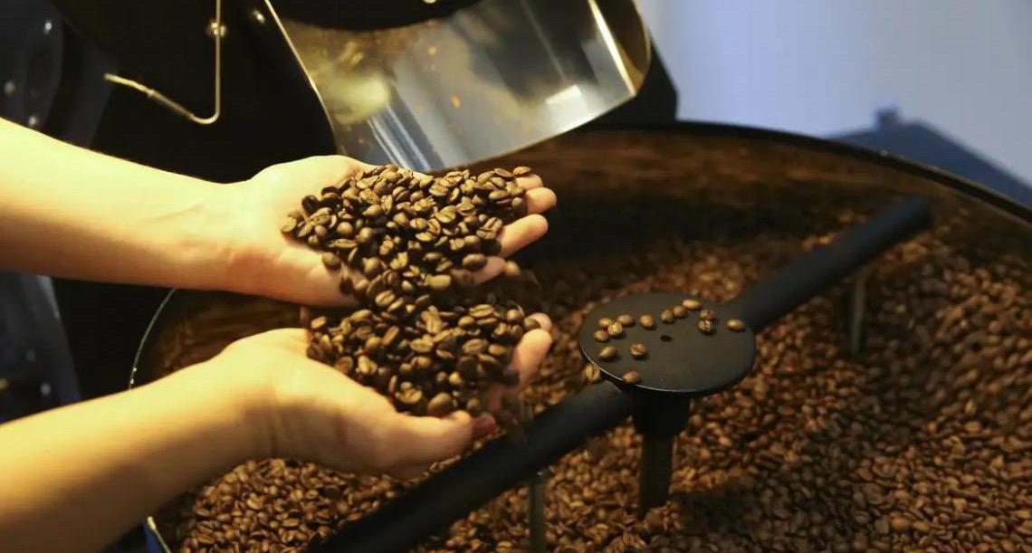 Exportação de café do Brasil cai em 2025, mas bate recorde em receita, dados são do Cecafé