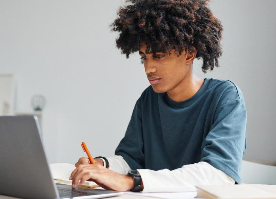 Projeto Aprova VP amplia acesso gratuito à capacitação tecnológica no DF