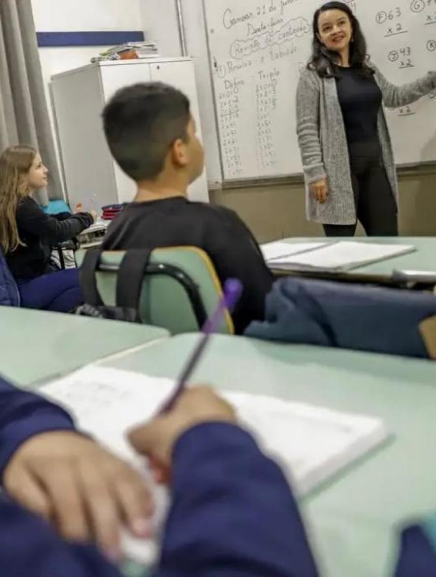 Após aumento do piso salarial, professores vão ganhar mais e pagar menos Imposto de Renda