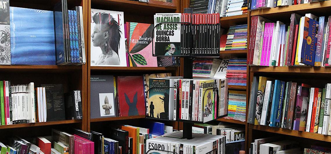 Livros de colorir e religiosos ocupam topo da lista de mais vendidos de 2025