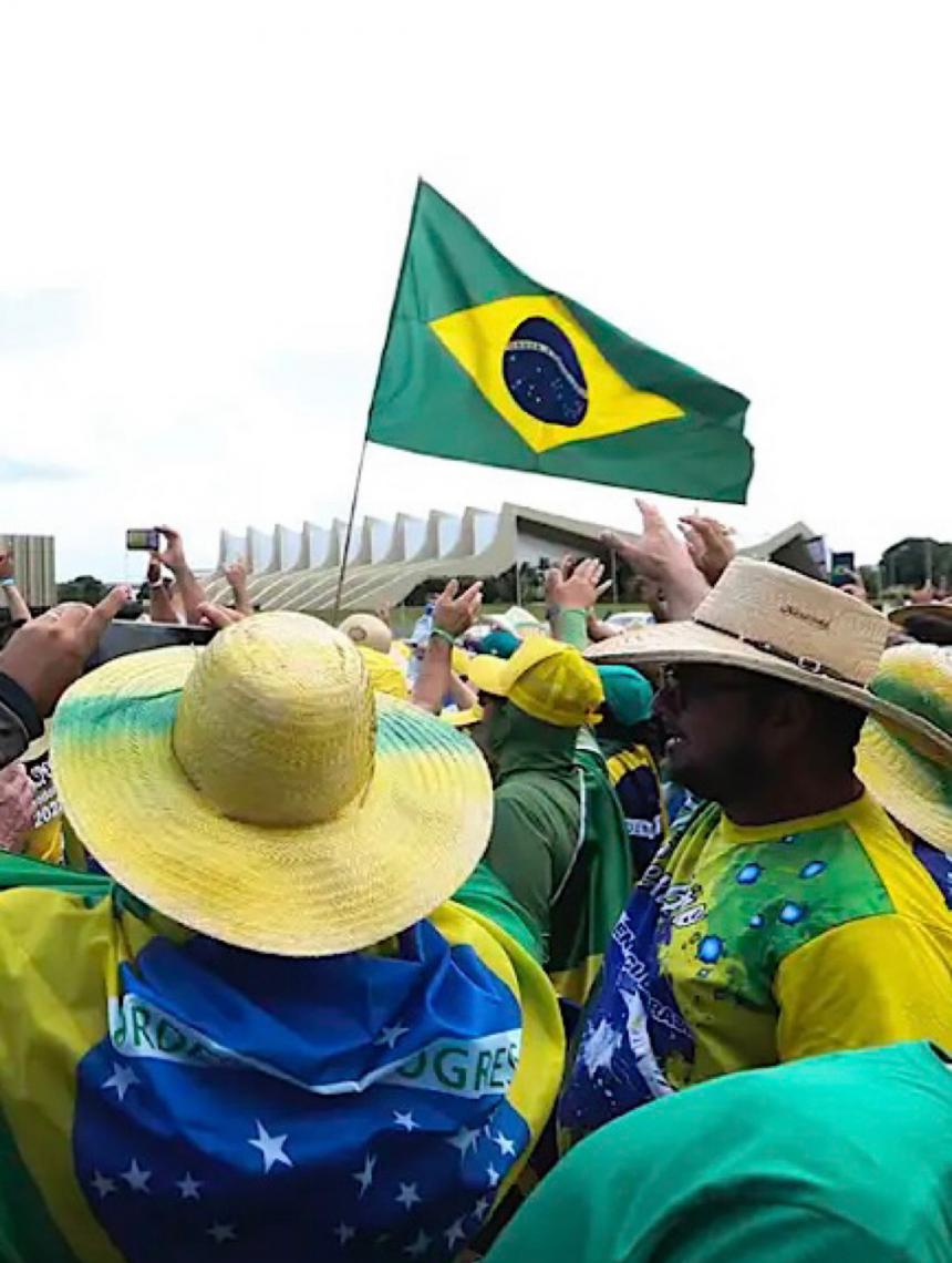 Réu dos ataques do 8 de janeiro dribla autoridades, consegue passaporte e foge para a Europa