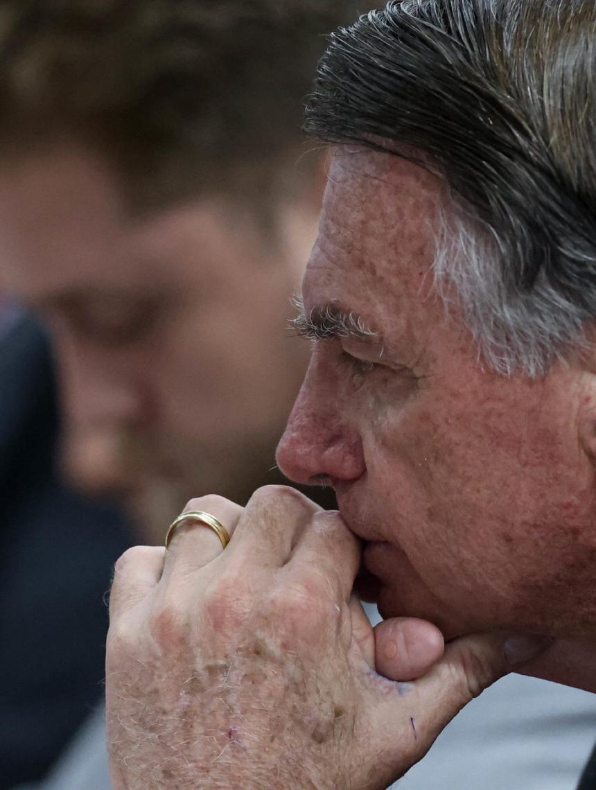 Bolsonaro completa 6 meses preso com briga por sobrevivência do clã e em negociação por domiciliar