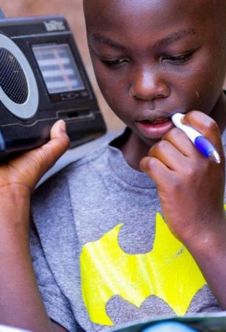 De zonas de guerra ao espaço sideral, o rádio continua essencial ao redor do mundo