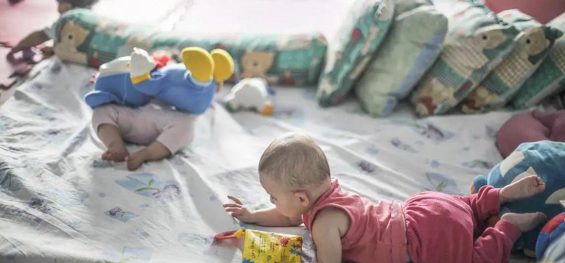 Pobreza afeta desenvolvimento de bebês desde 6 meses, mostra pesquisa da Universidade Federal de São Carlos