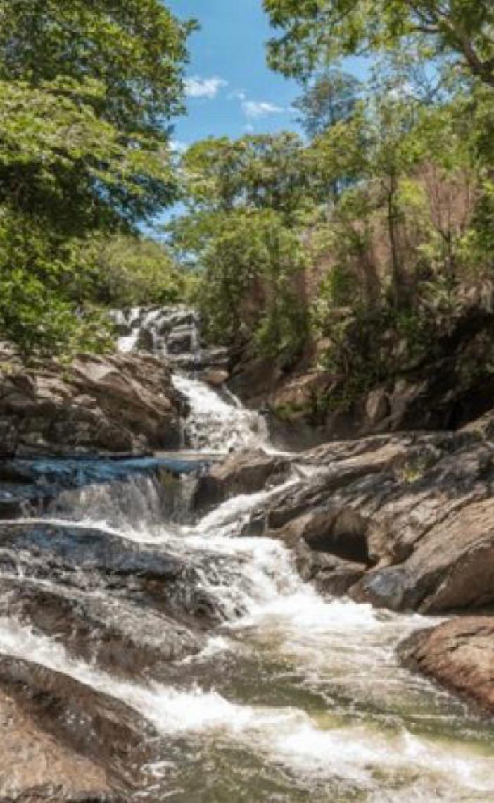 Cachoeiras cristalinas, com banhos refrescantes e casarões seculares no Cerrado goiano