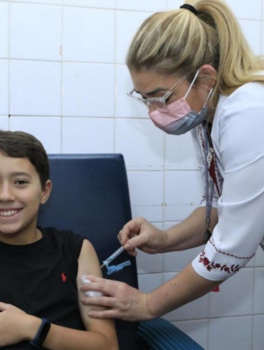 Crianças e adolescentes de 10 a 14 anos precisam comparecer às unidades de saúde para imunização contra Dengue