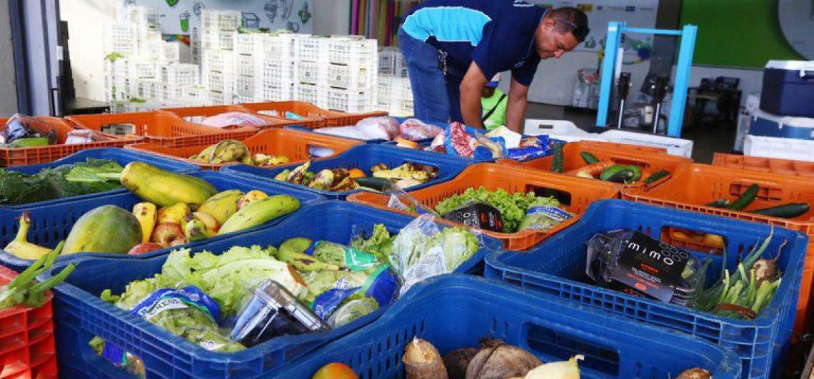 Regulamentação em escolas reduz consumo de ultraprocessados por adolescentes, diz estudo