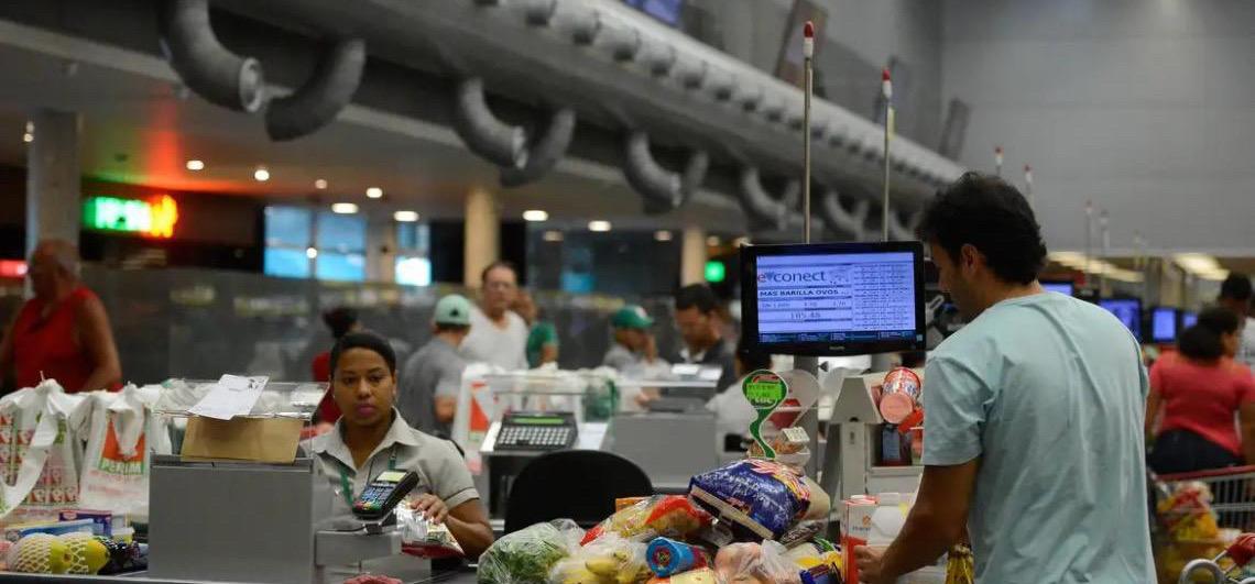 Governo federal adia por 90 dias regra sobre trabalho no comércio em feriados