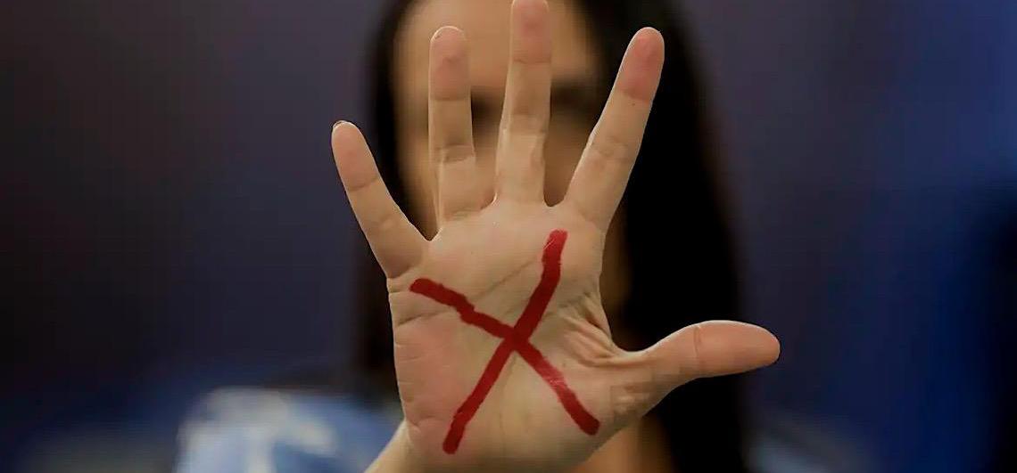 Ligue 180 pode ser obrigatório em notícias de violência contra mulher difundidas em qualquer meio de comunicação