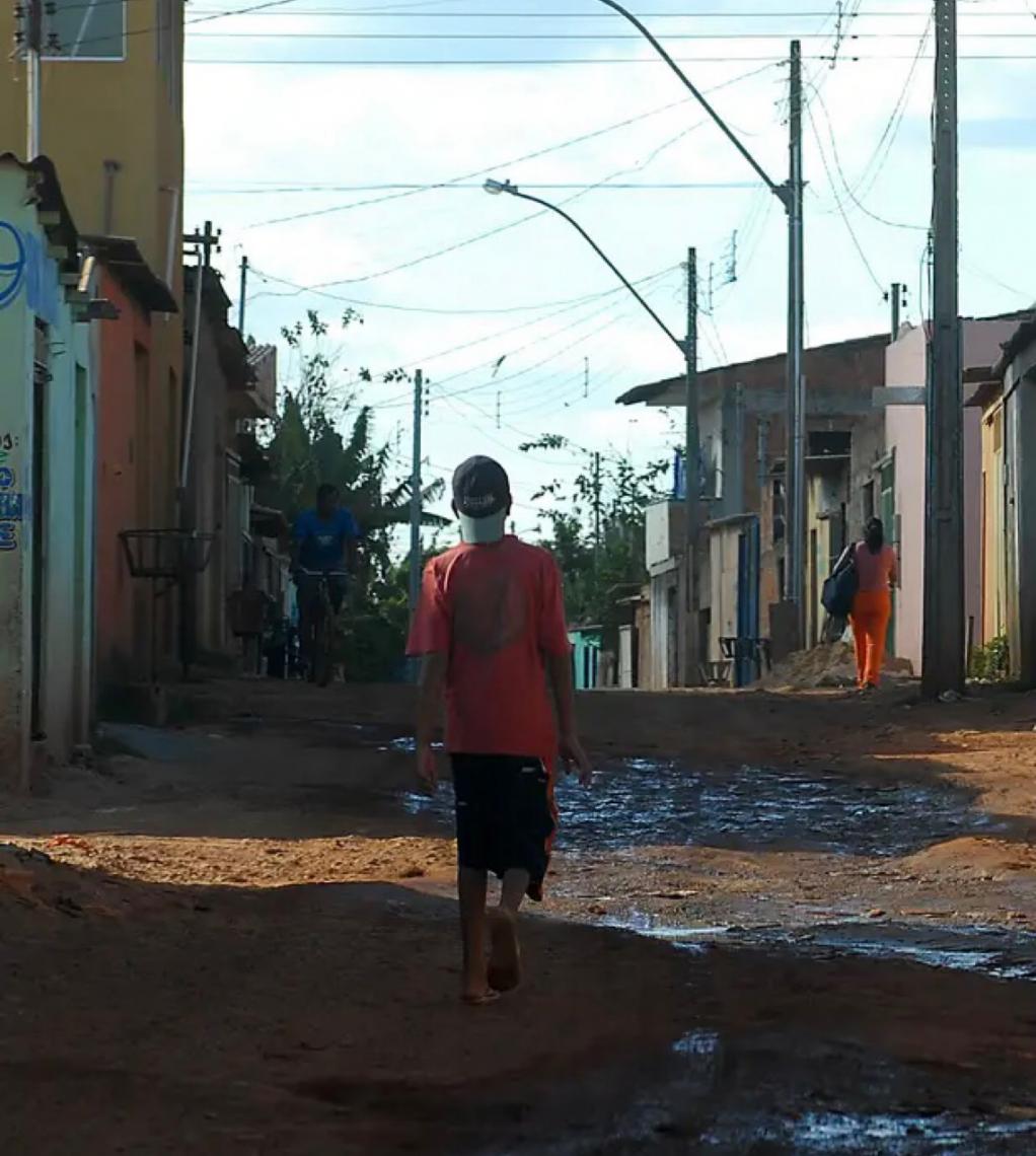 Brasileiro acima dos 50 que mora em periferia vive mais, trabalha por mais tempo e sustenta economias locais