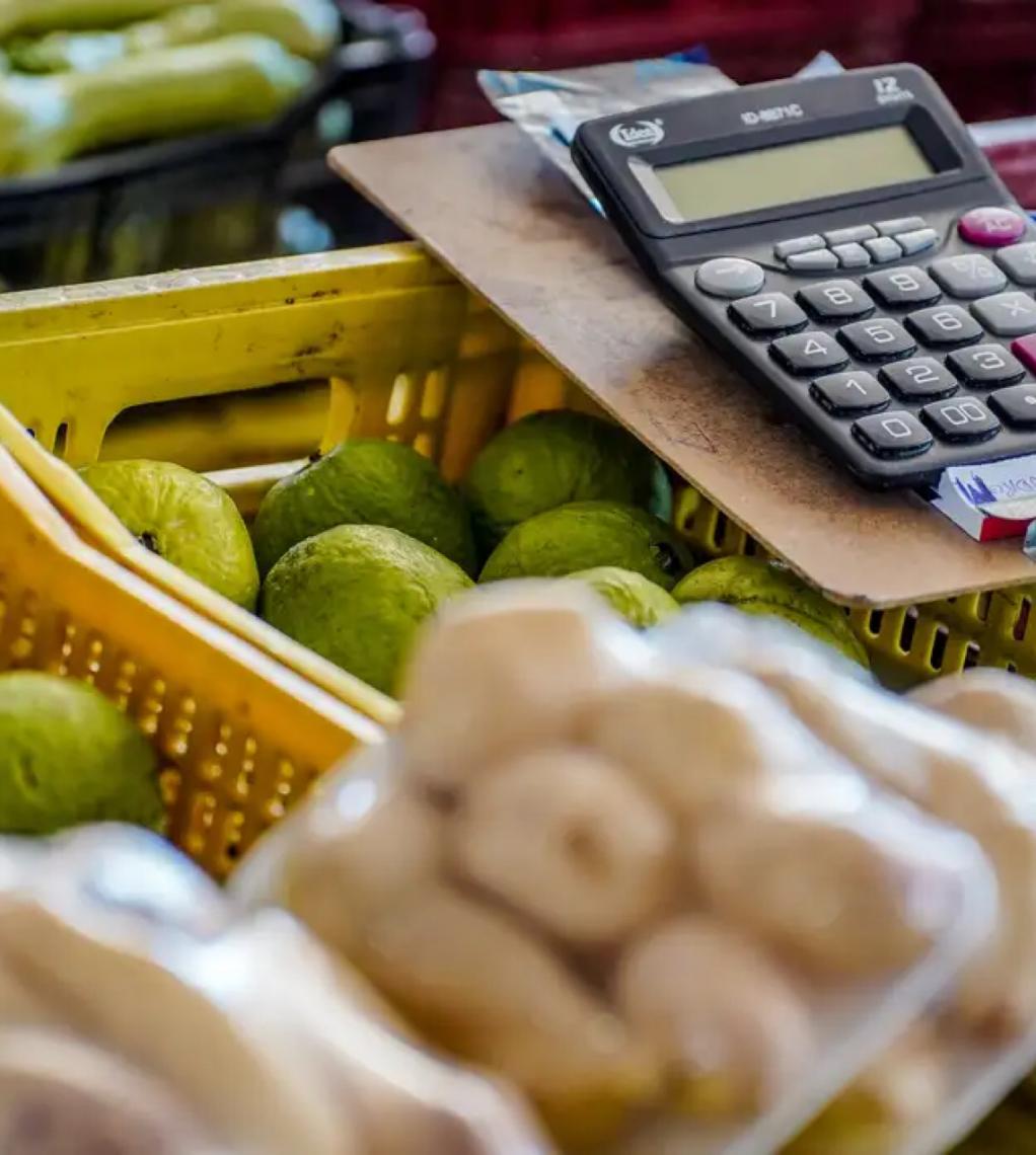 Poder de compra de alimentos cresce no Brasil, mas não retoma patamar pré-pandemia