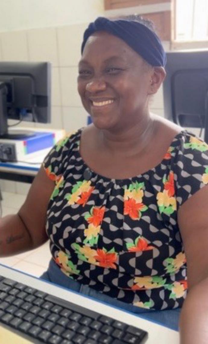 “Só quero aprender a mandar um e-mail”, diz mulher que perdeu emprego por não saber usar a internet