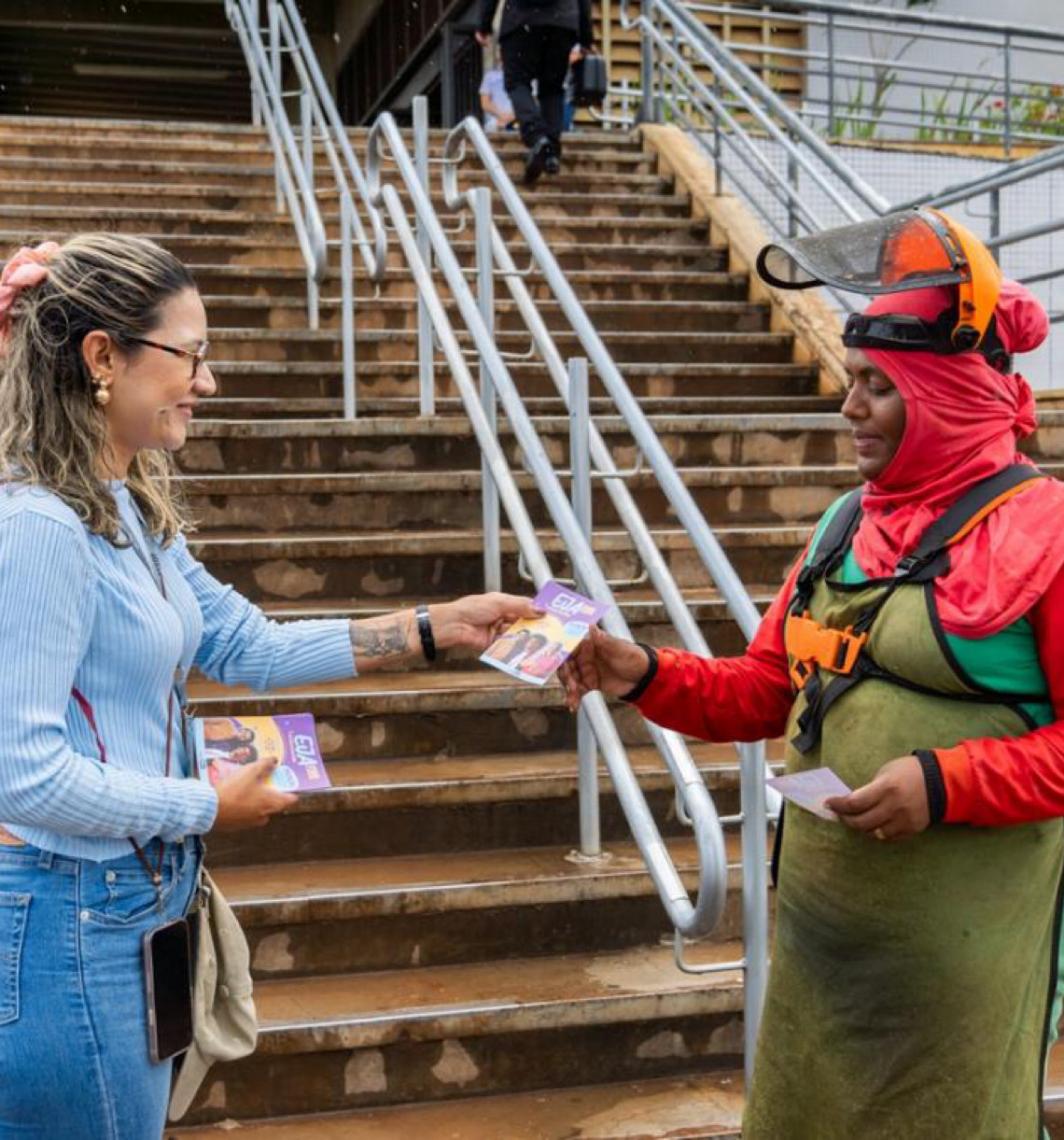 Profissionais da Educação do Distrito Federal vão às ruas em ação de busca ativa para a EJA