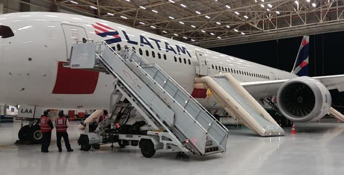 Latam realiza primeira grande revisão de um Boeing 787-9 no Brasil; veja detalhes