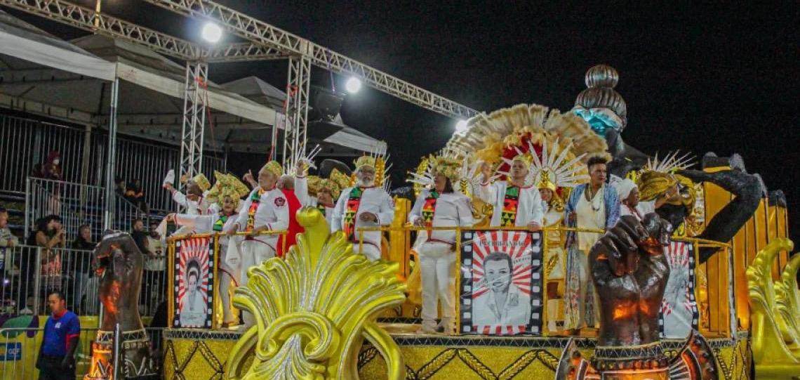 Desfile das escolas de samba abre oficialmente as comemorações pelos 66 anos de Brasília