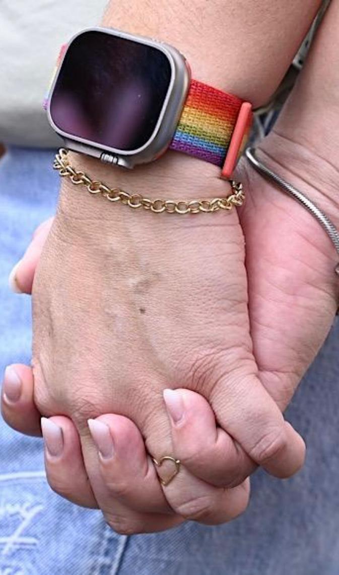 Mulheres lésbicas assumem relacionamento mais rápido? Especialistas explicam estigma