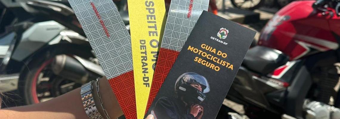 Entregadores por aplicativo do DF recebem kit de adesivos refletivos para baú de motofrete