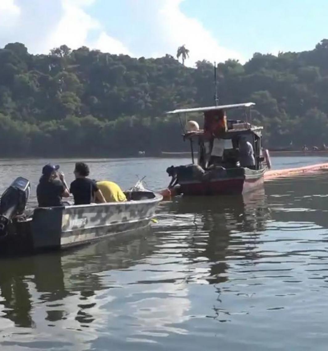 Barreira de cabelo humano ajudará a conter óleo na Baía de Guanabara, no Rio de Janeiro