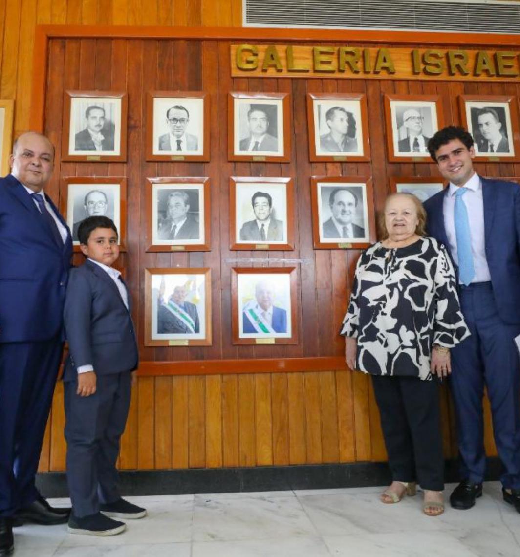 Ibaneis Rocha assina renúncia ao cargo de governador do DF durante agenda em Ceilândia