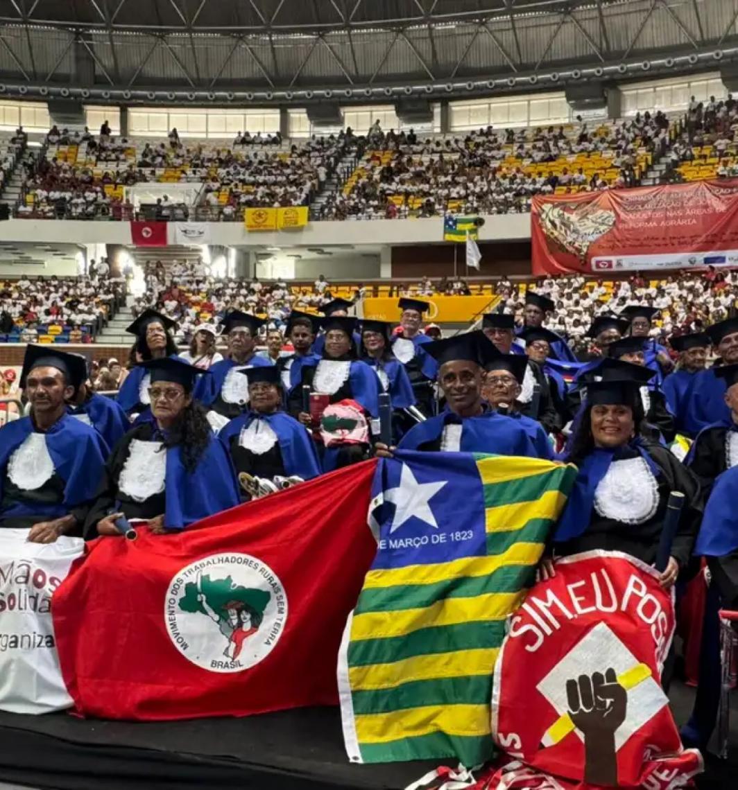 Festa no Ginásio de Esportes Geraldo Magalhães, no Recife celebra 30 mil alfabetizados em programa social 