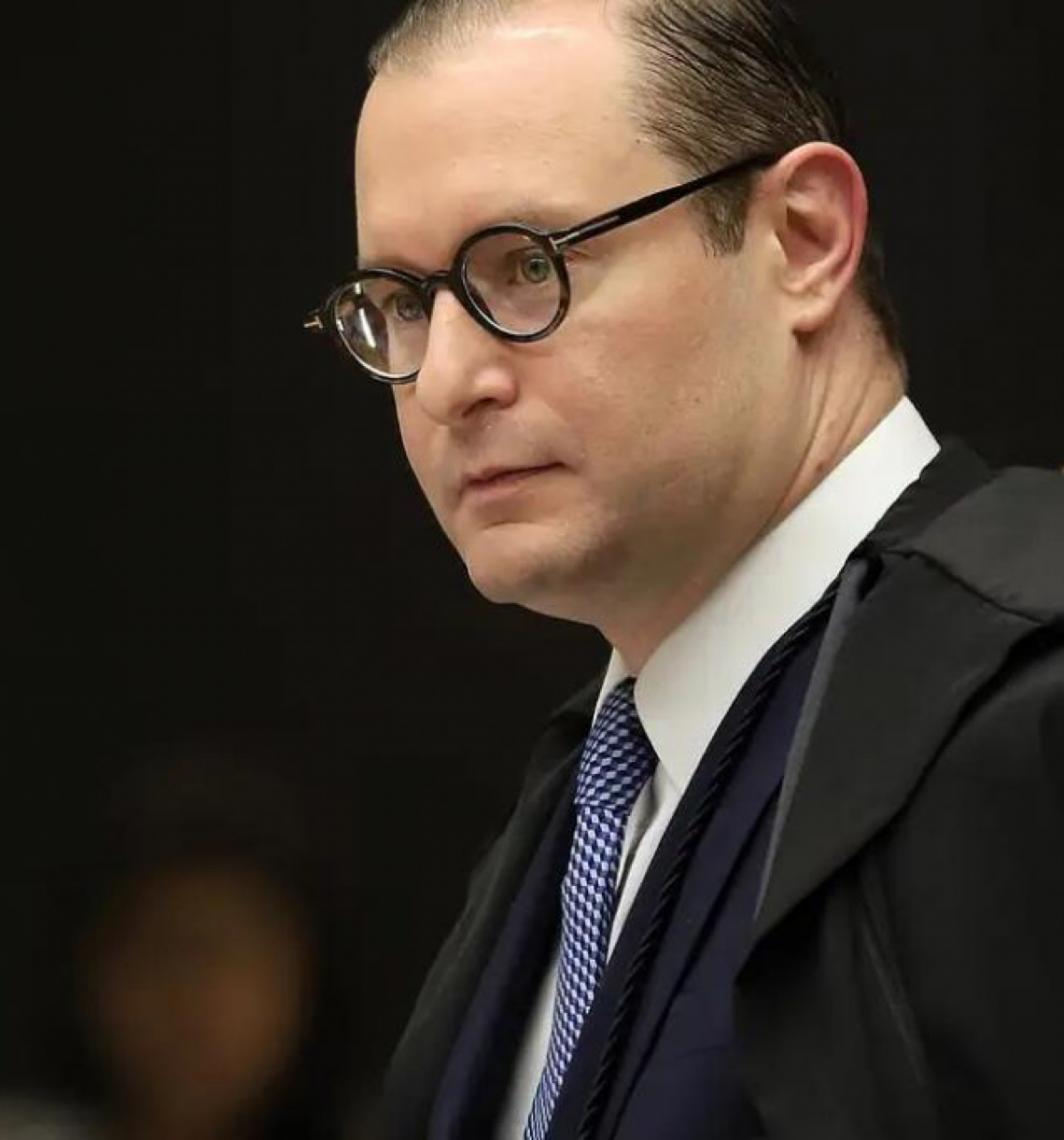 Ministro Cristiano Zanin condena acusado de participar de trote misógino contra alunas