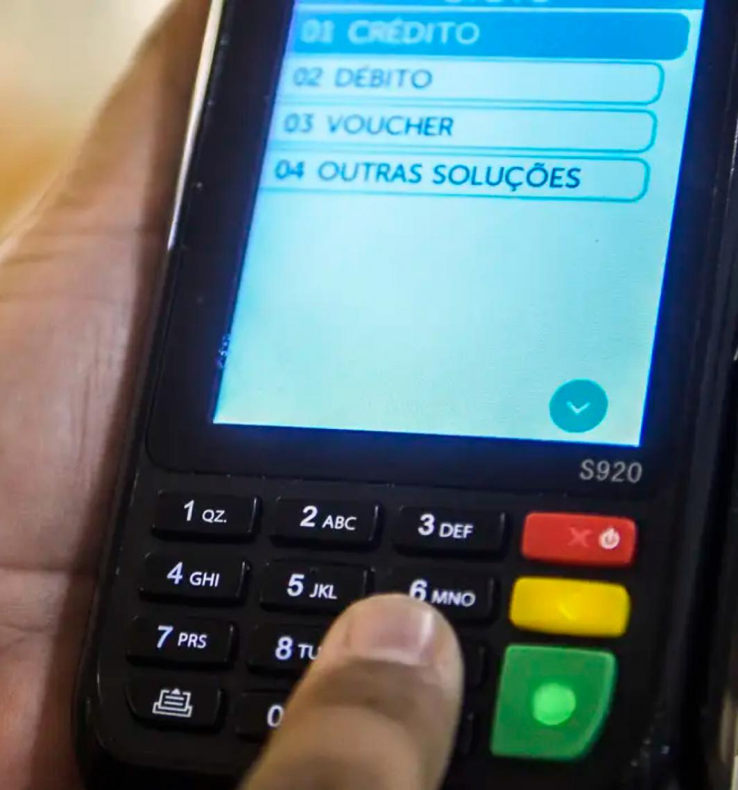 Juros do cartão de crédito pesam mais para famílias em fevereiro,  Banco Central do Brasil